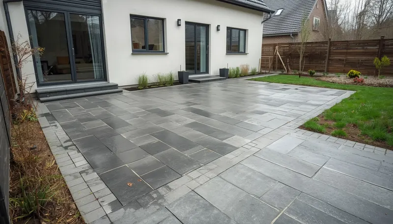 Großformatige Terrassenplatten am Haus
