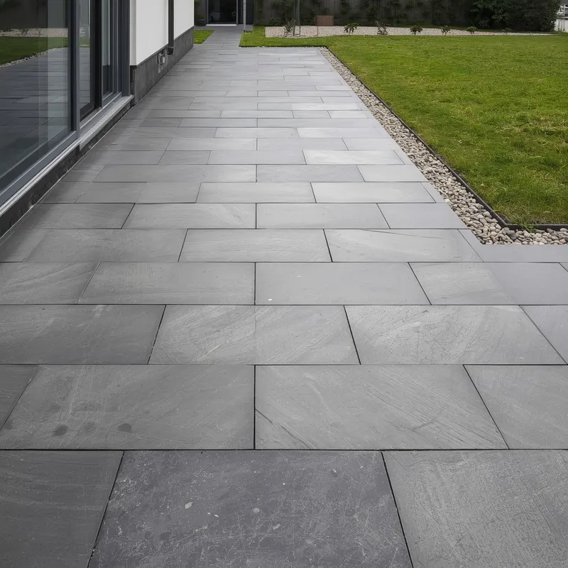 Gepflasterte Terrassenfläche mit großen Platten